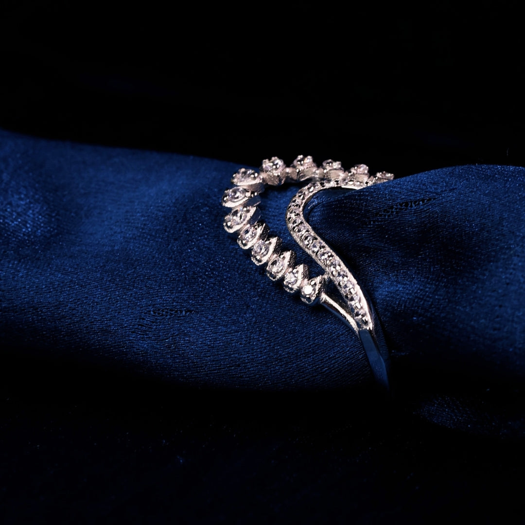 Elegant Wave-Design Diamond Accent Ring