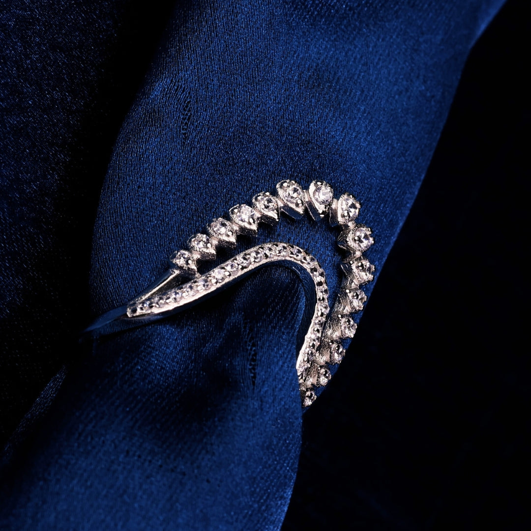 Elegant Wave-Design Diamond Accent Ring