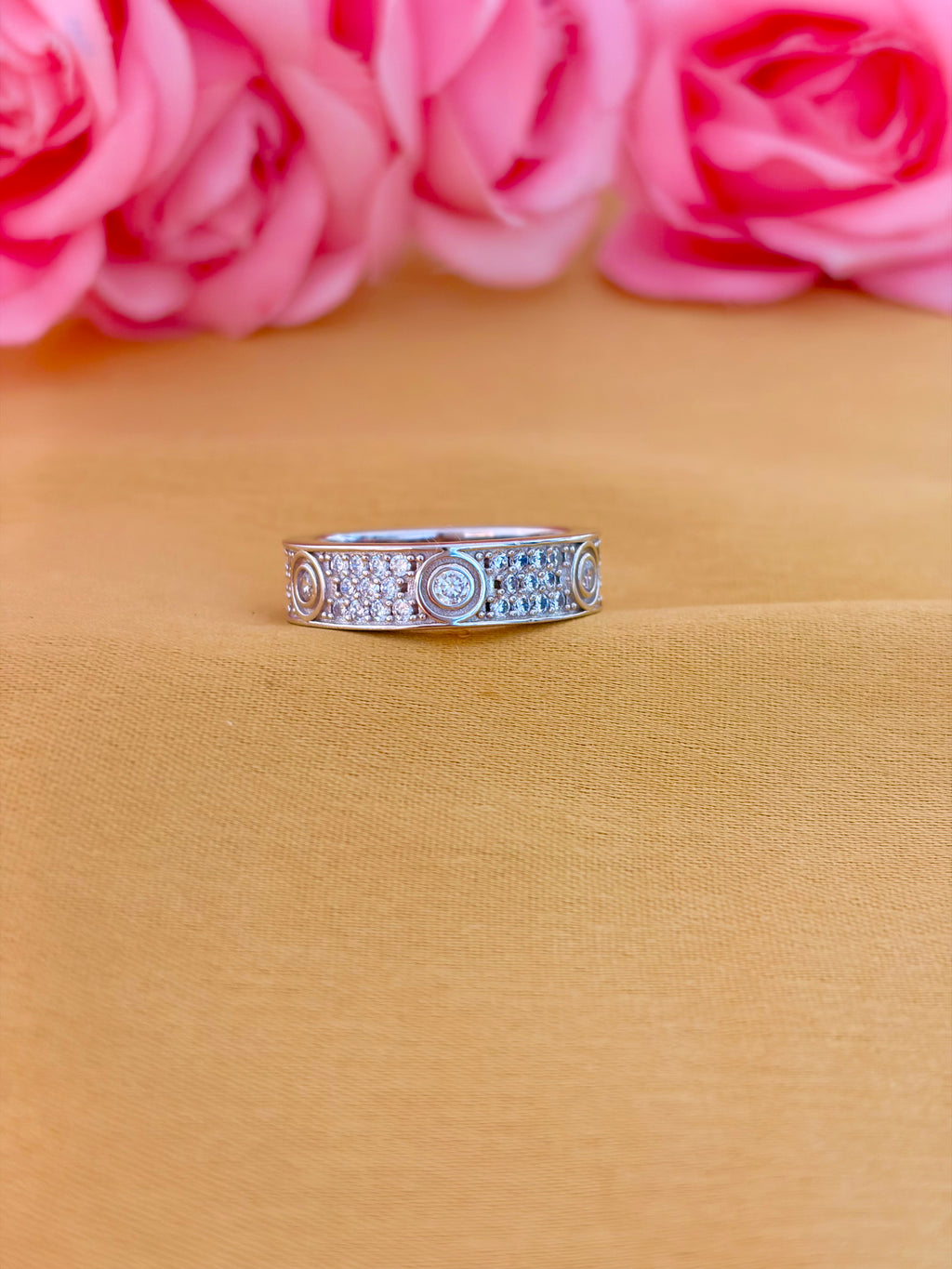 Detailed Circle Band Ring