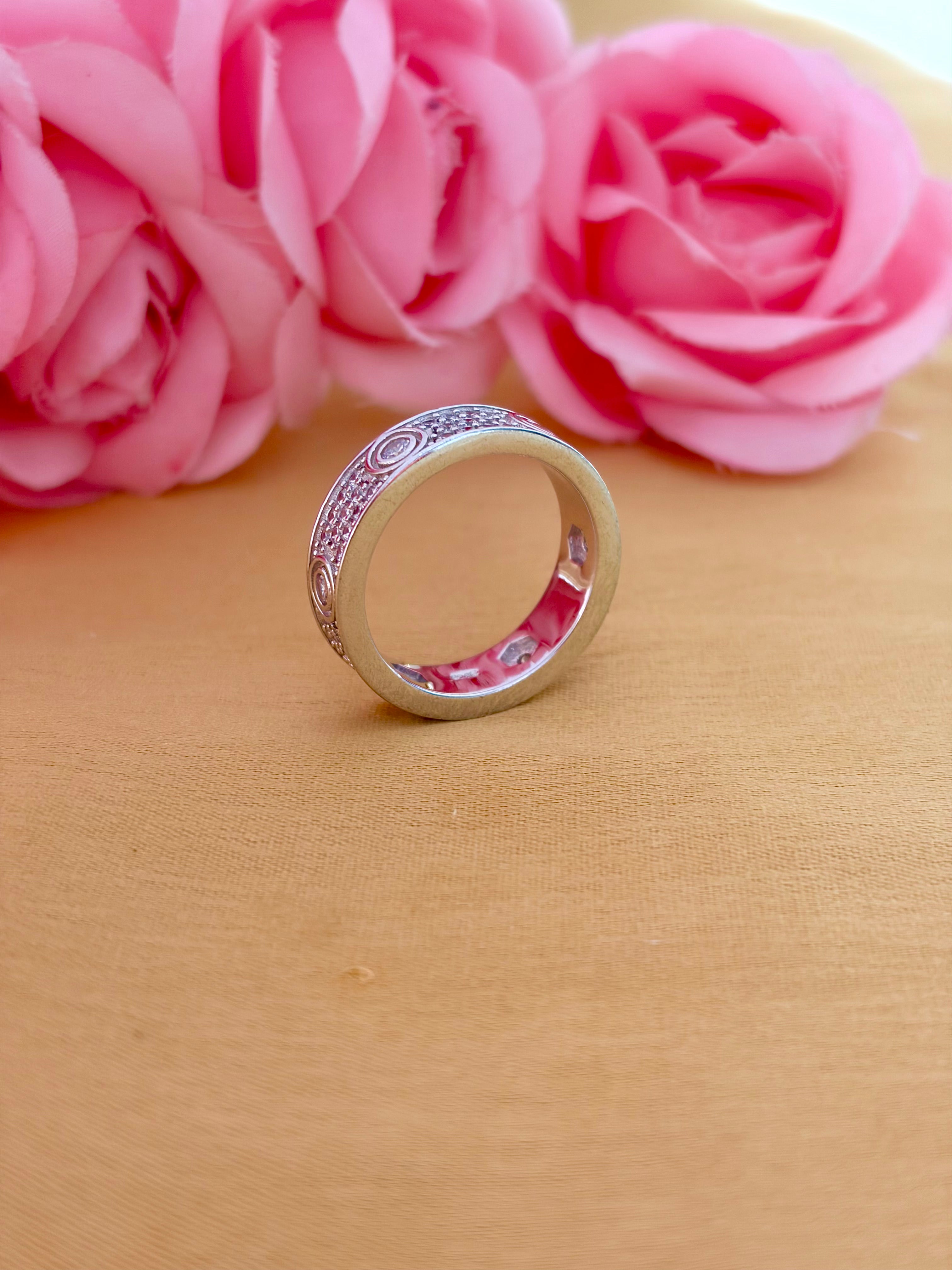 Detailed Circle Band Ring